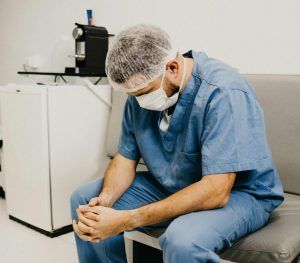 pexels jonathanborba 3279197 scaled e1715863992177 300x263 - Los m&eacute;dicos espa&ntilde;oles se ven obligados a emigrar por las condiciones laborales