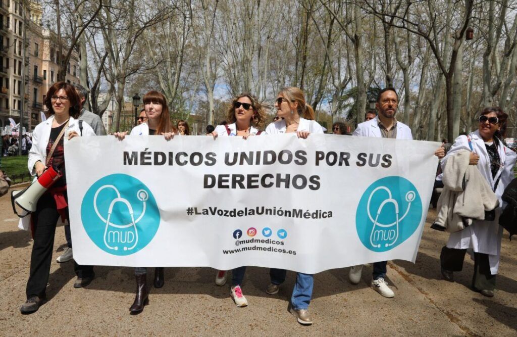 MUD participa en la multitudinaria manifestación por el Estatuto del Médico MANIFA 5A MUD e1743874648797 1024x667 - MUD participa en la multitudinaria manifestación por el Estatuto del Médico