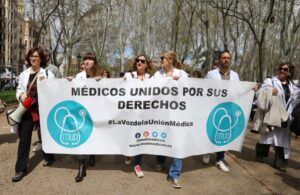 MANIFA 5A MUD e1743874648797 300x195 - MUD llama a mantener la presi&oacute;n con la huelga del 27 de abril ante la respuesta insuficiente de Sanidad