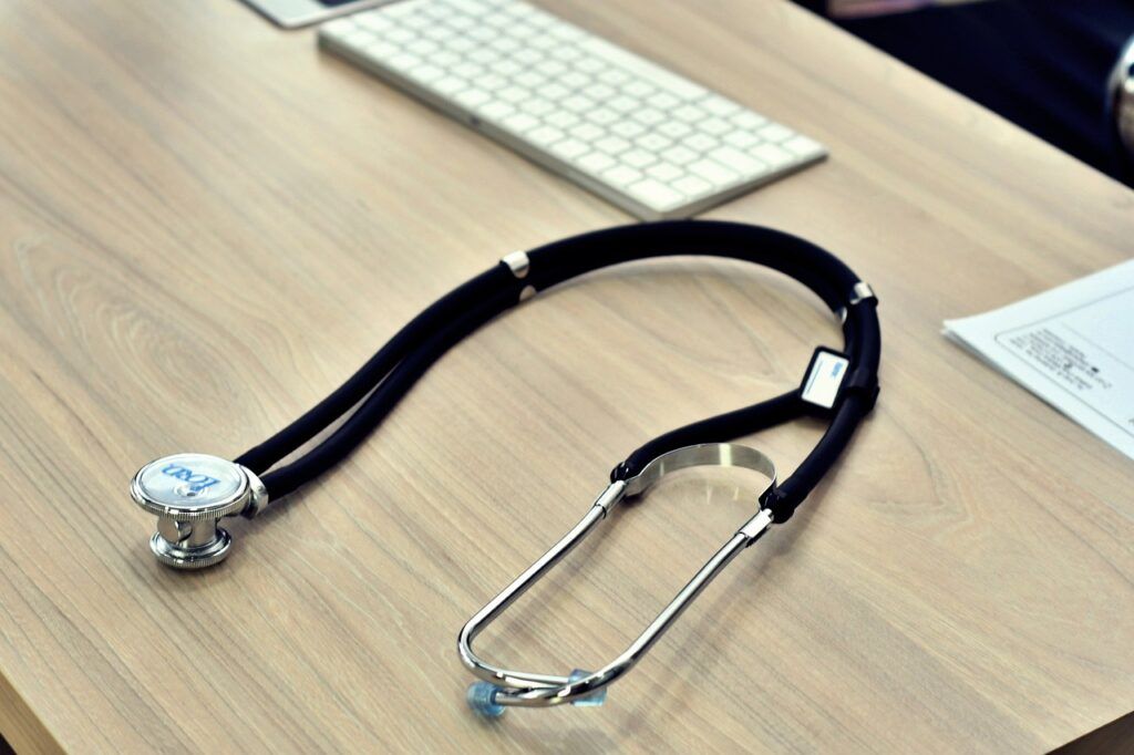 stethoscope 5224535 1280 1024x682 - Al borde del precipicio: los centros de salud perder&aacute;n a la mitad de sus m&eacute;dicos en 10 a&ntilde;os