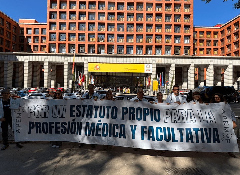 APEMYF FRENTE A SANIDAD OK - APEMYF frente al Ministerio de Sanidad: estatuto propio, mesa de negociaci&oacute;n exclusiva y una clasificaci&oacute;n profesional justa