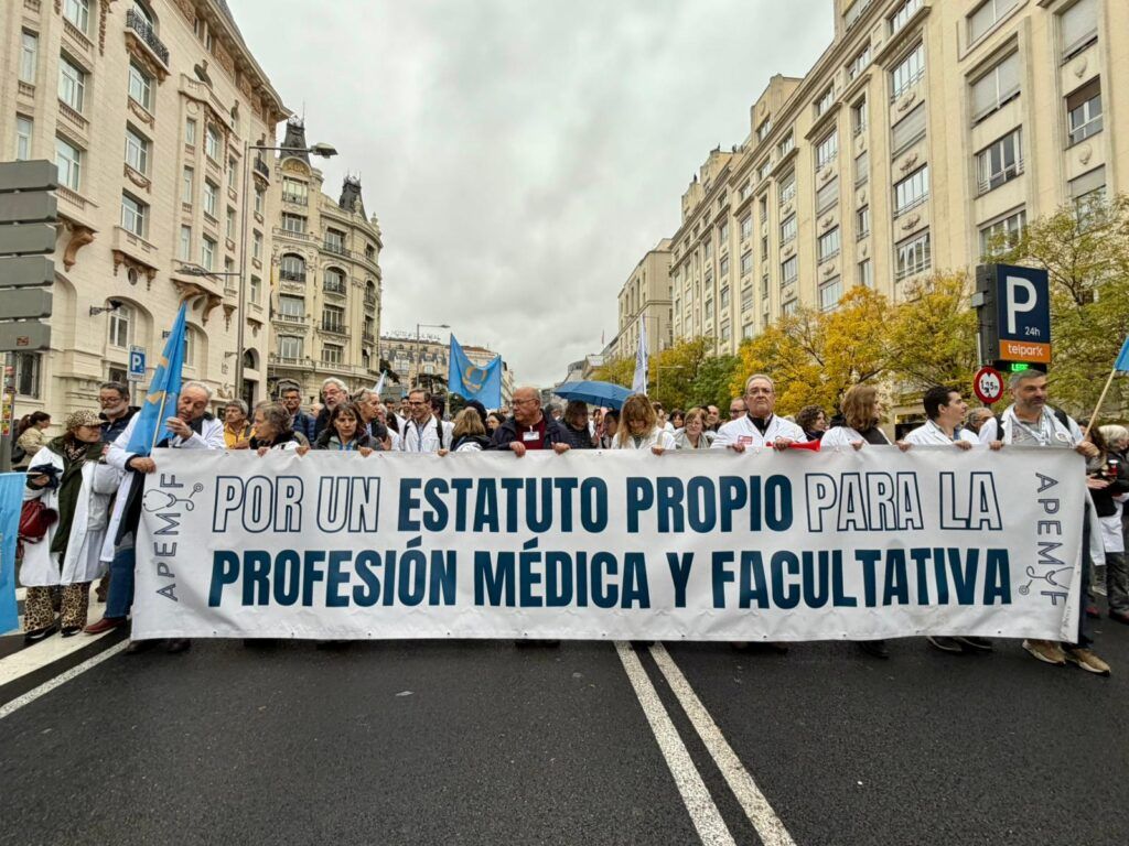 APEMYF 15N 1024x768 - APEMYF rechaza el acuerdo de Sanidad con los sindicatos y mantiene su convocatoria de huelga